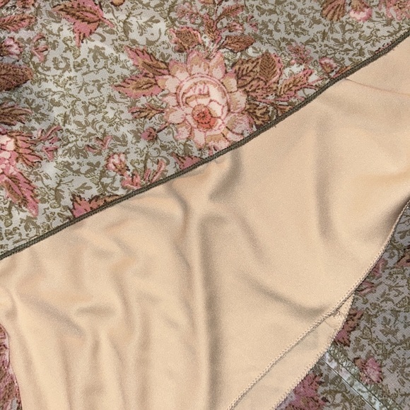 City Triangles romantic feminine pretty light sheer flowing floral shell - Picture 6 of 7